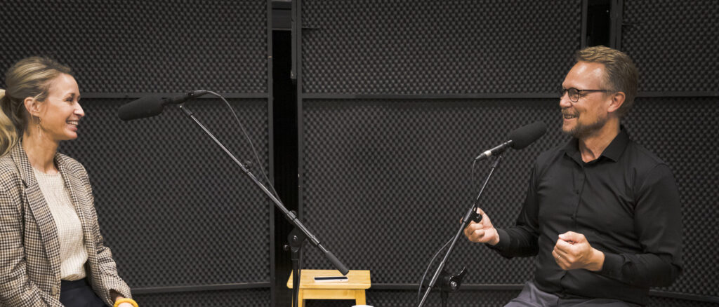 Christian Bindslev og Cecilia Decara snakker i et studie