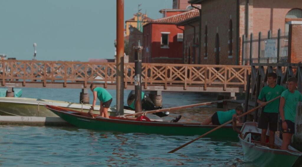 En gruppe børn gør klar til at sejle gondol i Venedig i Italien