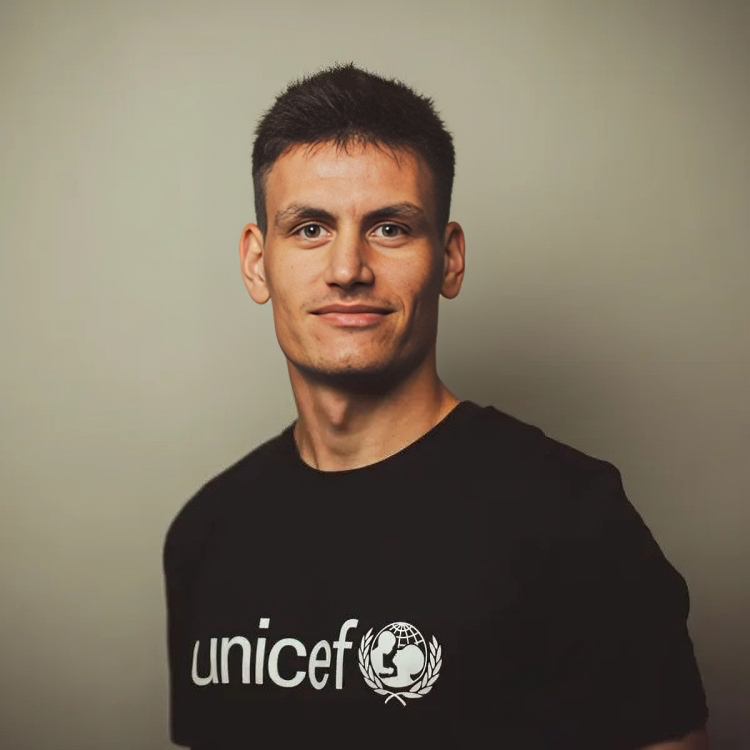 Joakim Mæhle iført en UNICEF-trøje.